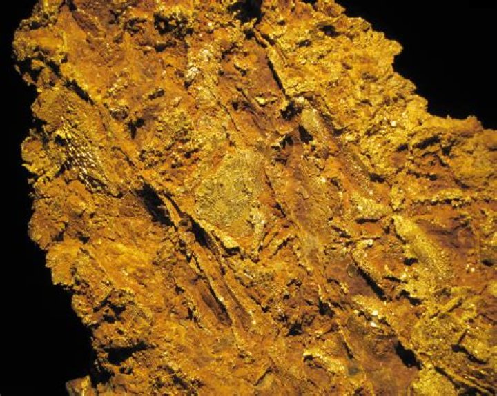 Does limonite contain gold?