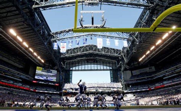 Does the Viking stadium roof open?