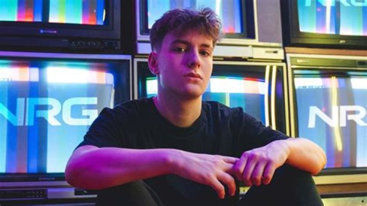 How old is nicks the fortnite Youtuber?