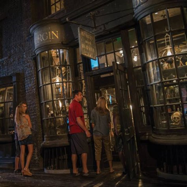 Is borgin and Burkes in Diagon Alley?