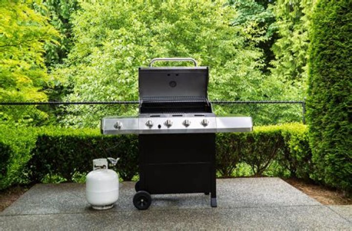 Should i disconnect propane tank from grill?